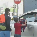 Andrés Iniesta hace feliz a un niño a su llegada a la ciudad deportiva del FC Barcelona