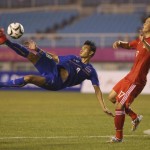 Curiosa asistencia, taco del rival y acrobática definición para el Gol del Año