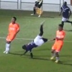 Espectacular AUTOGolazo del escorpión de Festus Baise hace recordar a René Higuita