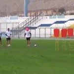 Rengo Díaz mete goles de tiro libre con los ojos vendados