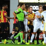 Violento cabezazo en el fútbol de Bélgica similar al de Zidane con Materazzi