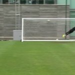 ¡Qué golazo de libre directo de Mario Balotelli en el entrenamiento del Liverpool!