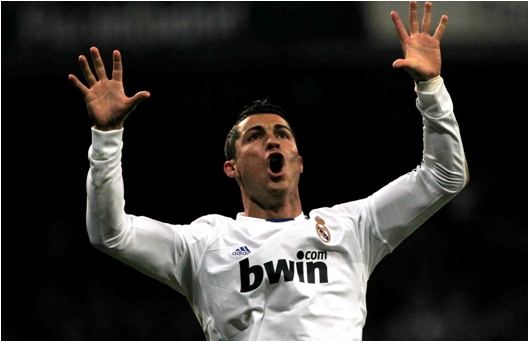 REFILE – CORRECTING THE SPELLING OF VILLARREAL Real Madrid’s Cristiano Ronaldo celebrates his goal against Villarreal during their Spanish first division soccer league match at the Santiago Bernabeu stadium in Madrid January 9, 2011. REUTERS/Juan Medina (SPAIN – Tags: SPORT SOCCER)
