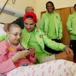 Cristiano Ronaldo pinta una sonrisa a niños con cáncer en Oporto