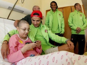 Cristiano Ronaldo visita al Instituto de Oncologia en Oporto
