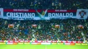 Pancarta en homenaje a cristiano ronaldo por partido numero 100 con portugal