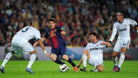 Pepe defendiendo un balon ante Messi en el clasico