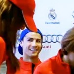 Cristiano Ronaldo queda encatusado con una bella anfitriona