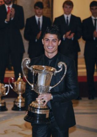 cristiano ronaldo con el premio al mejor deportista iberoamericano