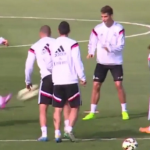 Gareth Bale le da un Pelotazo en la CARA a Luka Modrić en entrenamiento del Real Madrid