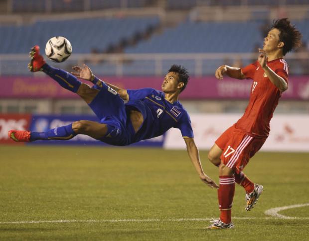 Curiosa asistencia, taco del rival y acrobática definición para el Gol del Año