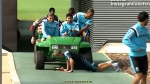 Diego Costa y Didier Drogba roban un carrito y arman la locura en Chelsea
