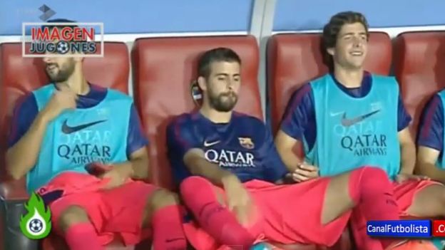 Gerard Pique y su molestia en el banco por ser suplente ante Levante