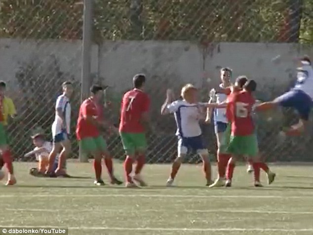 Pelea entre Dnepr Smolensk y Lokomotiv Moscú