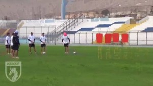 Rengo Díaz mete goles de tiro libre con los ojos vendados