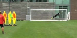 ¡Qué golazo de libre directo de Mario Balotelli en el entrenamiento del Liverpool!