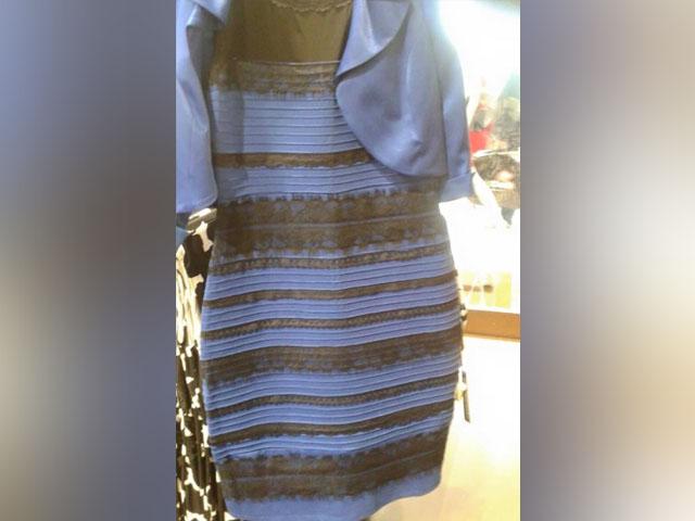 vestido es blanco y dorado o azul y negro